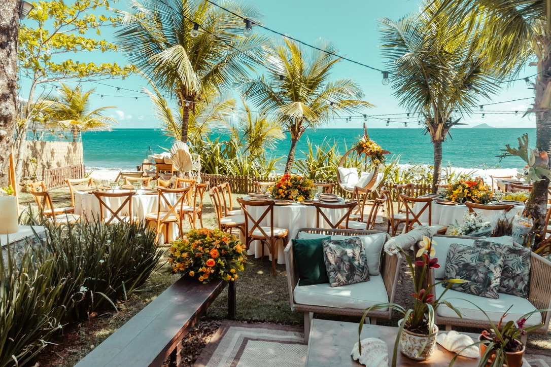 Recepção e jantar de casamento montados no jardim
