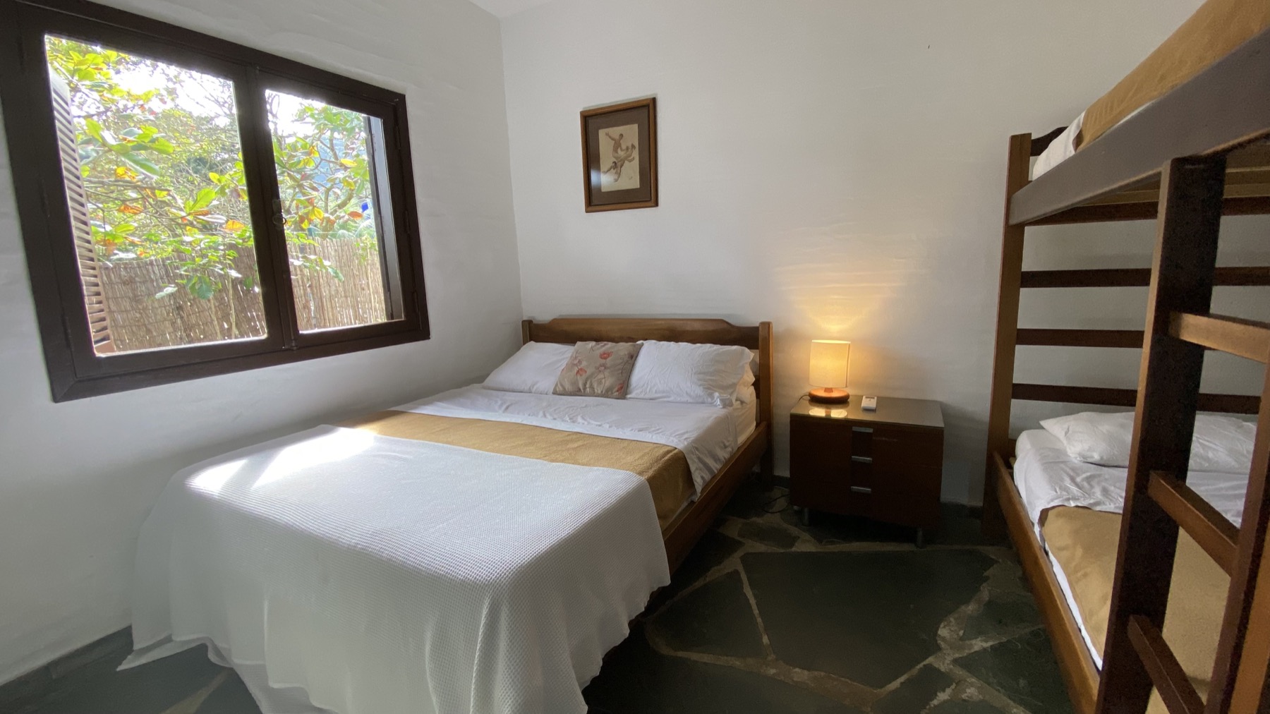 Suíte 1 com cama de casal e beliche