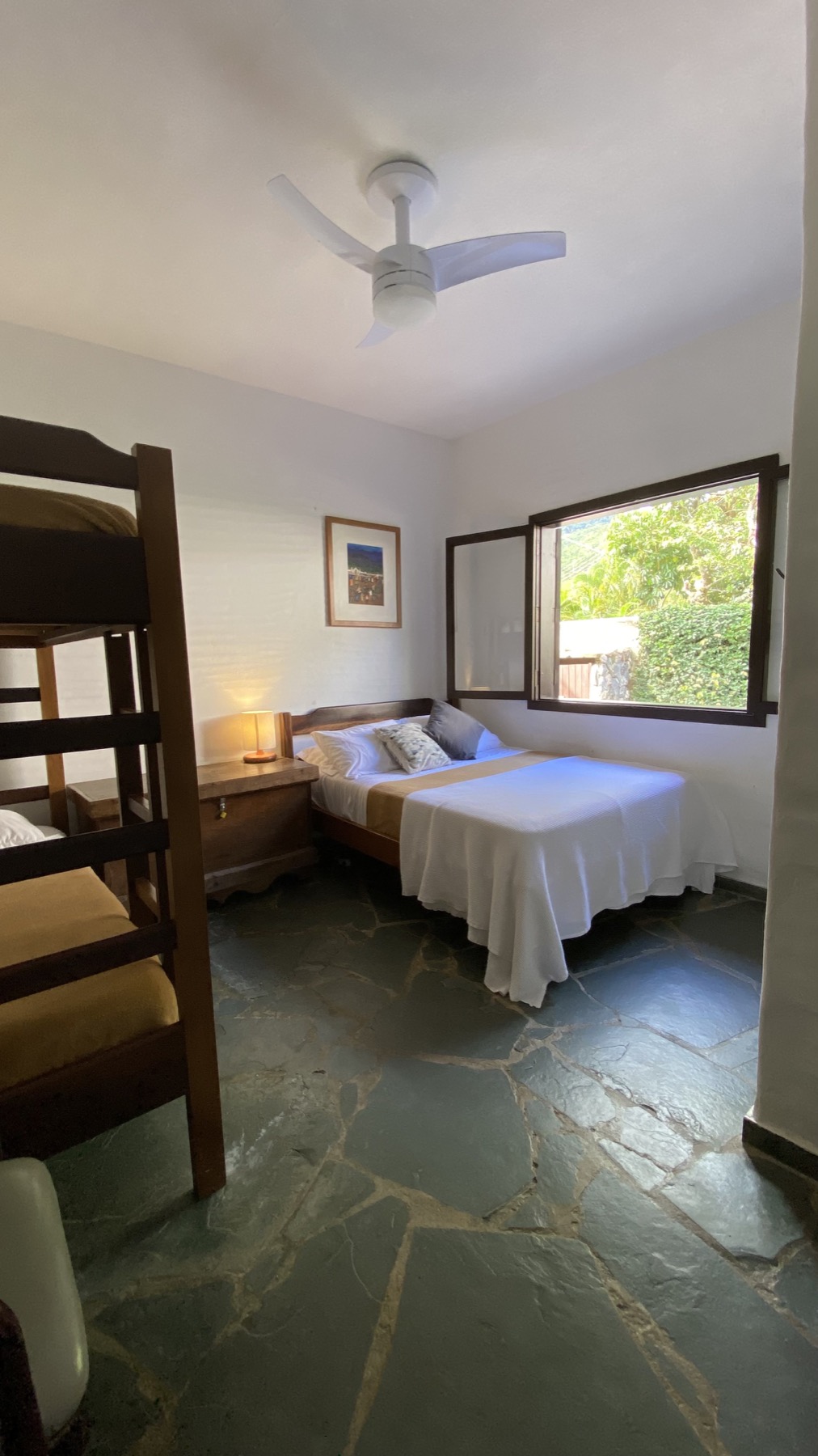 Suíte 2 com cama de casal e beliche