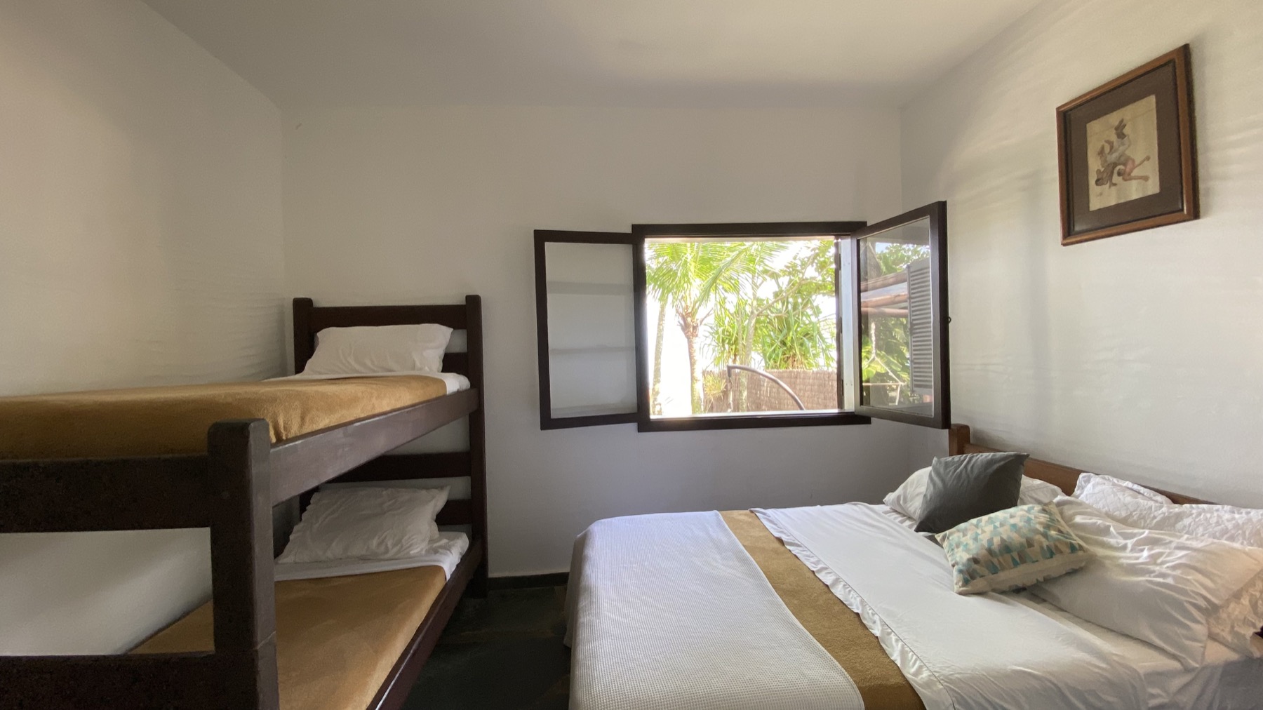 Suíte 4 com cama de casal e beliche